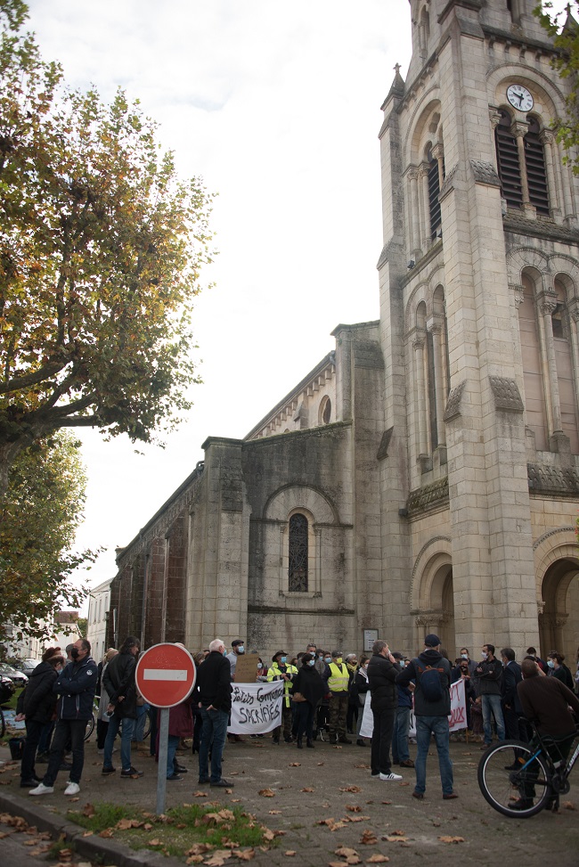 Manif place de l'église, Arès