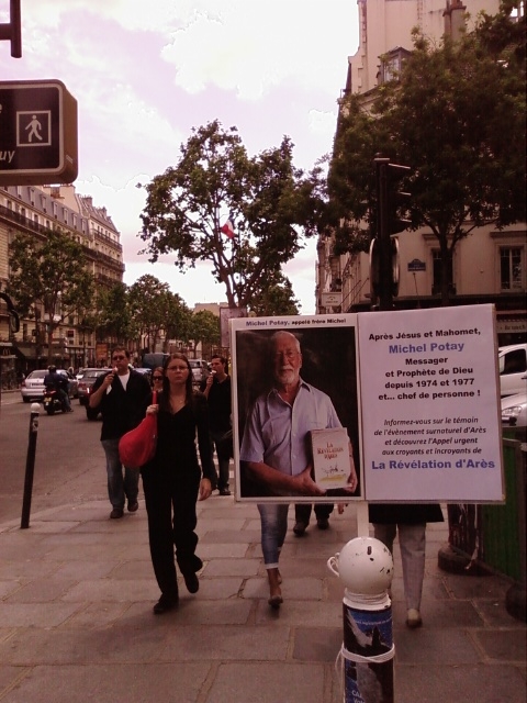 Frère Michel portant la Rév d'A (dans la rue)