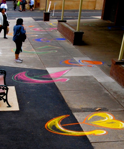 Ribambelle d'âmes sur le trottoir