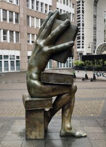 Am I simultaneously made of the legs, the hand, and the knowledge which lies in books&nbsp;?No. I am quite different from those matters, whether material or immaterial, the life of which lasts limited times only. I am an eon. (Jula2812, wikimedia)