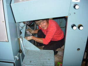 Celine cleans the turnet in May, 2010(a snap by Sister Christiane during the spring cleaning of Arès's Holy Place) © Christiane et Nina Potay