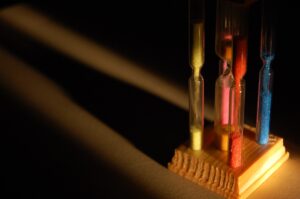 An increasing number of sandglasses can't optimizetime or virtue. The world population has increased from 80 millions in Jesus' time to 7,500 millions nowadays, but man has remained a fallen Adam, the Beast's (22/14) offspring. This demonstrates that the spiritual root does not feed on time, but it feeds on timeless (12/6) space, where the eternal Fire (xxx/19) is forever burning ( CC-BY-SA-4.0, wikimedia)