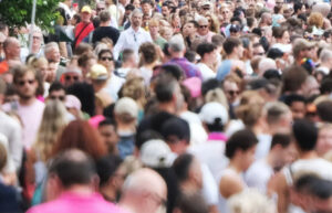The crowd looks homogeneous.Actually, its is just made of contradictions and enclosures. (Photo&nbsp;: Jeremy Bishop, Unsplash)