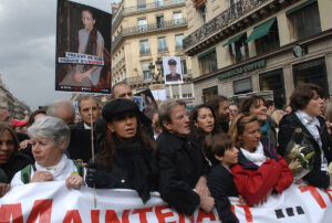 March for the liberation of Íngrid Betancourt, in the photo Cristina Fernández (President of Argentina), Astrid Betancourt (sister of Íngrid) and Lorenzo Delloy (son of I. Betancourt). (Source&nbsp;: Presidencia de la Nación Argentina, Wikimedia)