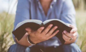 No matter whether I pray standing, sitting, kneeling, lying,for my soul never stands or sits, or kneels, or lies. My soul IS if I am a penitent, an indivisible element of Life, that we have to restore (24/8) (Photo&nbsp;: Ben White, Unsplash)